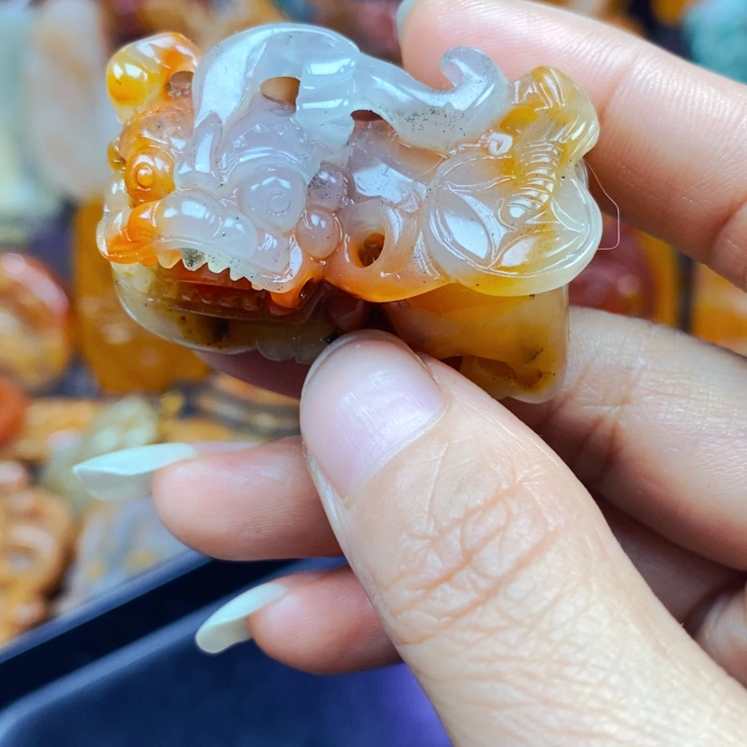 石英质玉（黄龙玉）未镶嵌颈饰