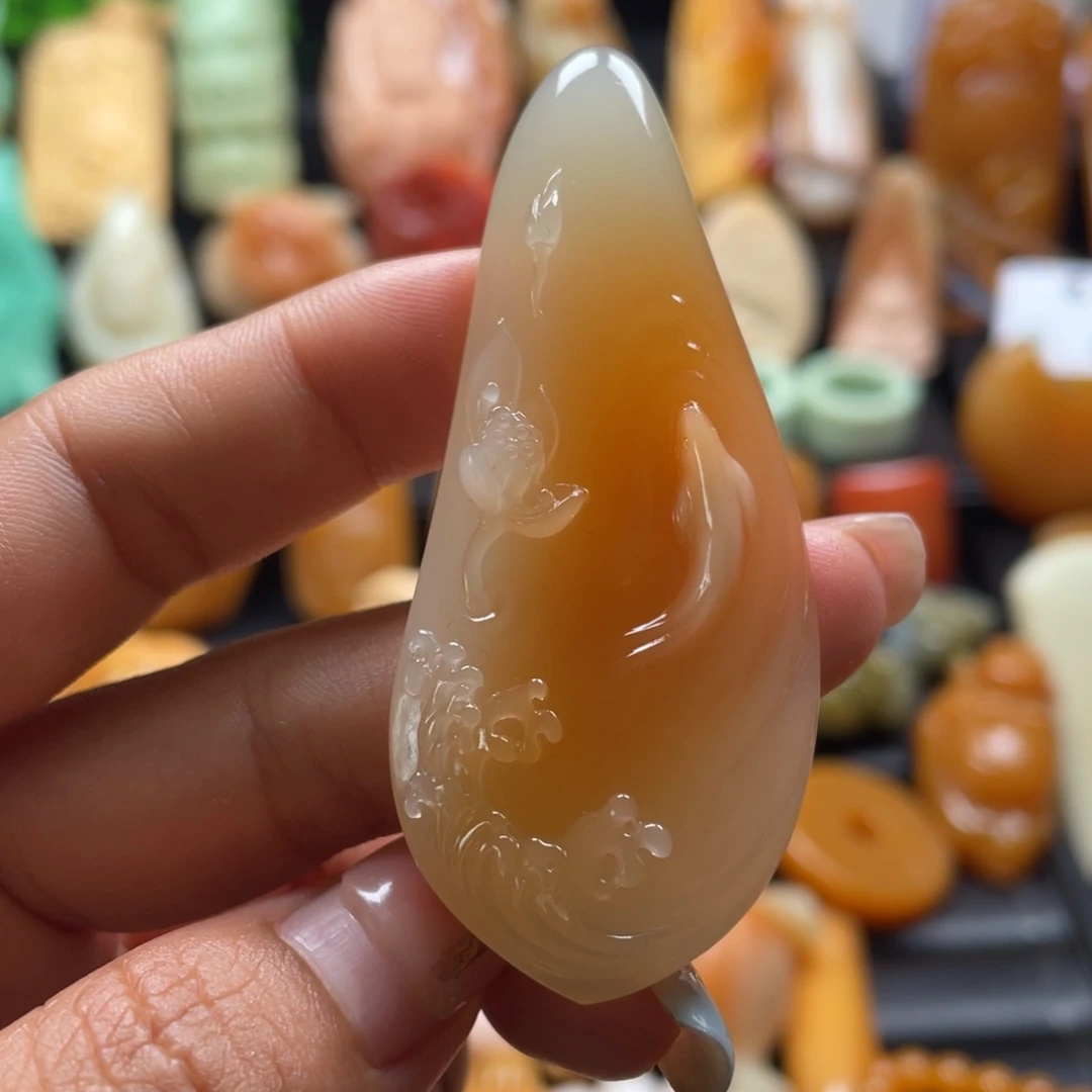 颈饰未镶嵌石英质玉（缅黄）