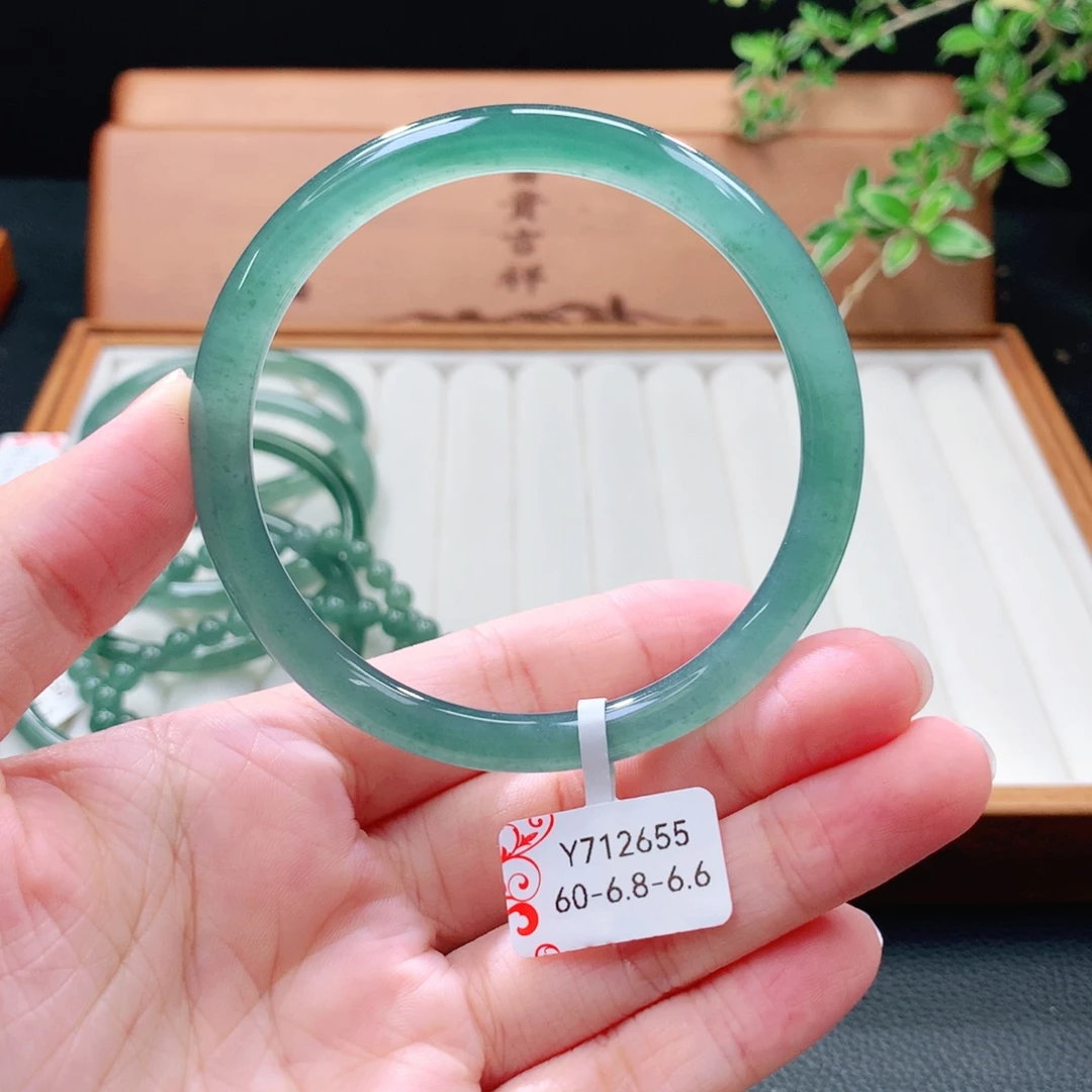 未镶嵌手镯（圆镯）翡翠