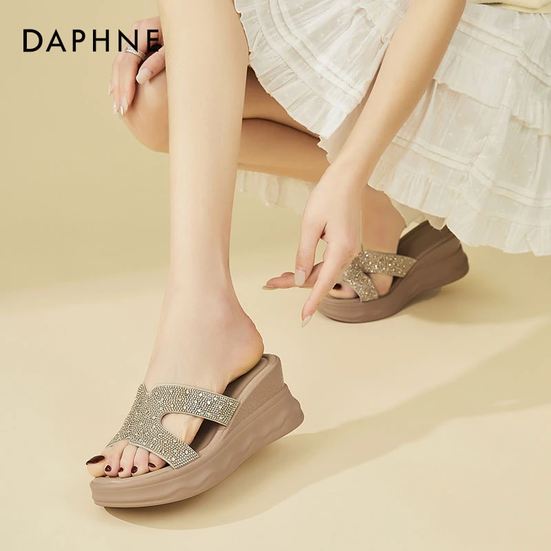 达芙妮女鞋夏季百搭外穿鞋软底网红水钻时尚一字拖韩版休闲风坡跟