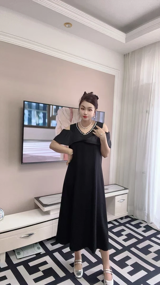 高级感连衣裙女2025夏季新款韩版收腰显瘦重工镶钻露肩V领裙子