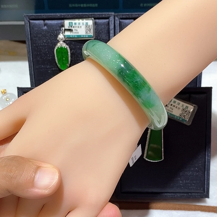 翡翠手镯未镶嵌翡翠手镯