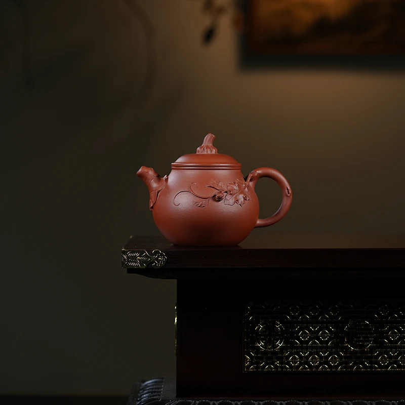 宜兴紫砂灯头堆绘茶壶