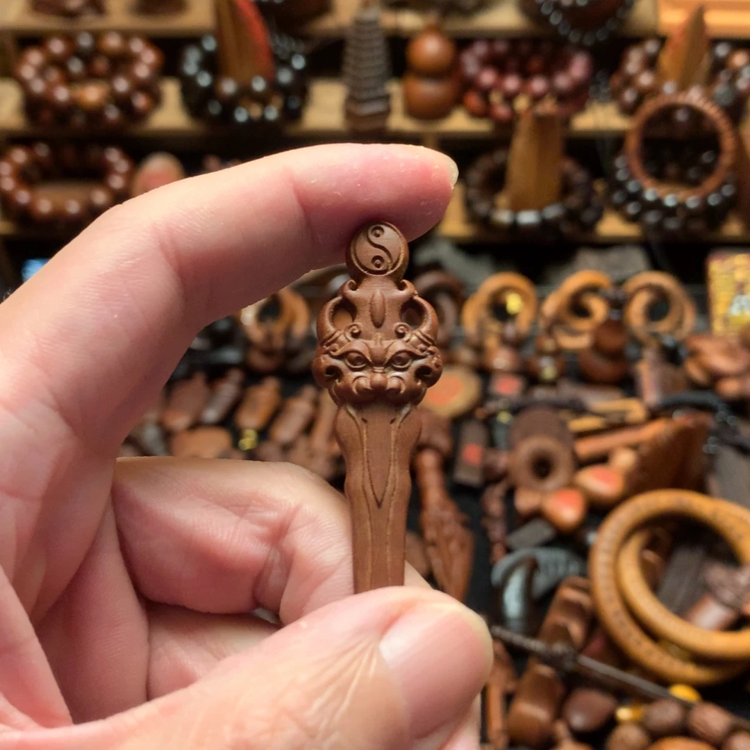 枣木枣木狮咬剑吊坠