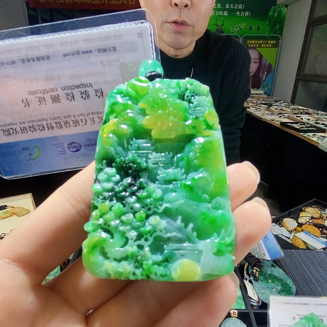颈饰未镶嵌翡翠是