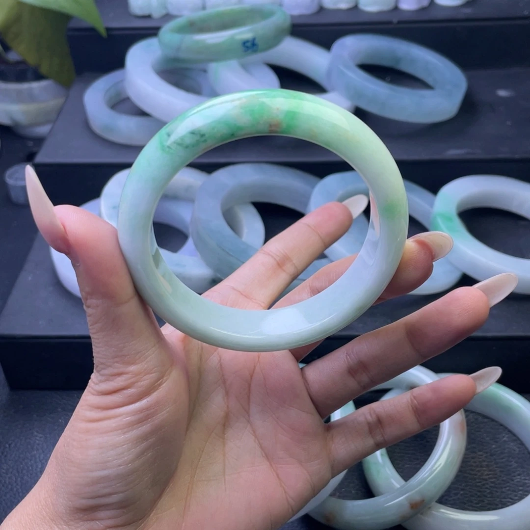 未镶嵌手镯翡翠多样性