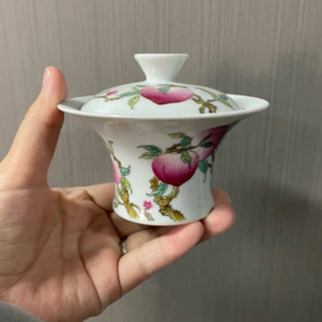 阅贤斋釉上桃子马蹄盖碗微瑕