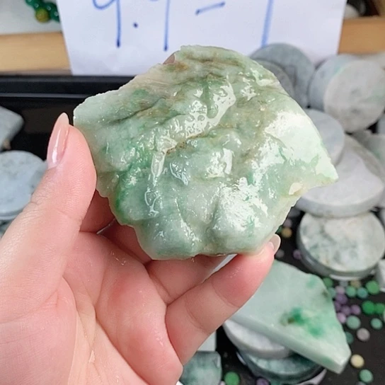 翡翠未镶嵌颈饰天然翡翠有瑕疵