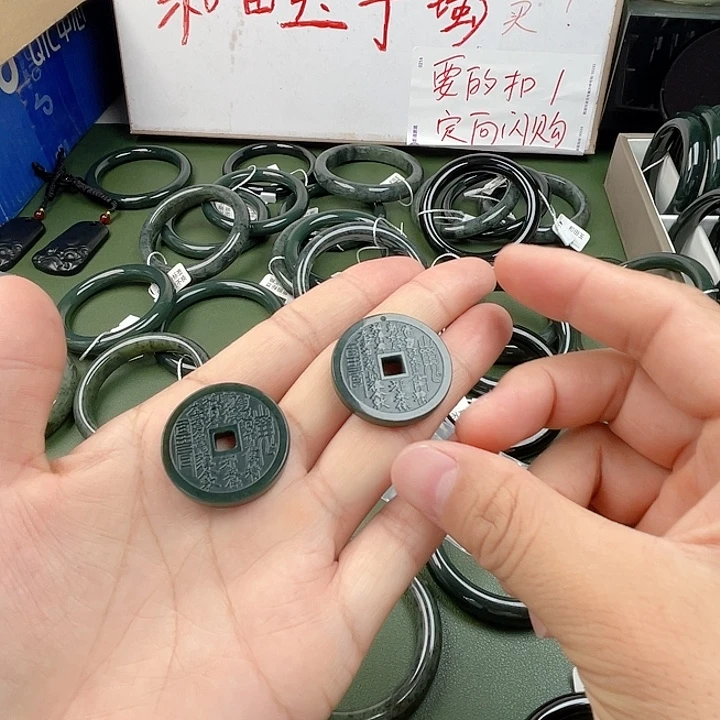 林***芳和田玉未镶嵌颈饰