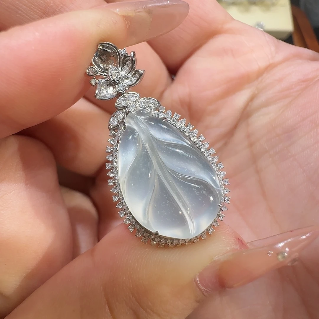 【闪购商品】颈饰18K金镶嵌翡翠洋*