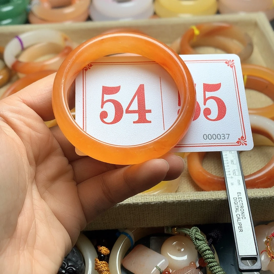 未镶嵌石英质玉（黄龙玉）手镯