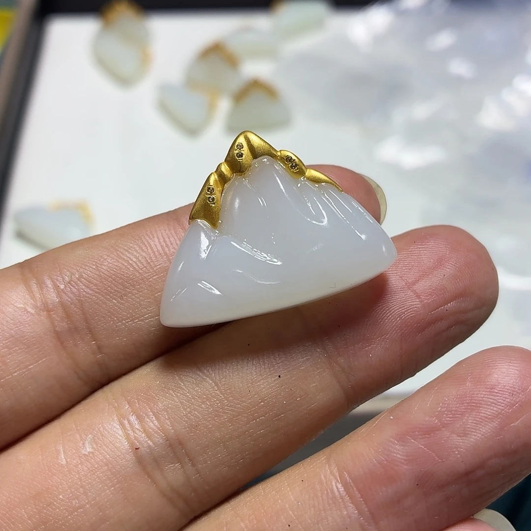 和田玉18K金镶嵌颈饰