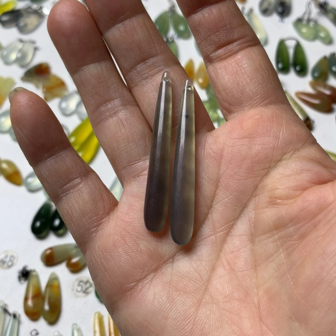 天***朗蛇纹石玉未镶嵌耳坠