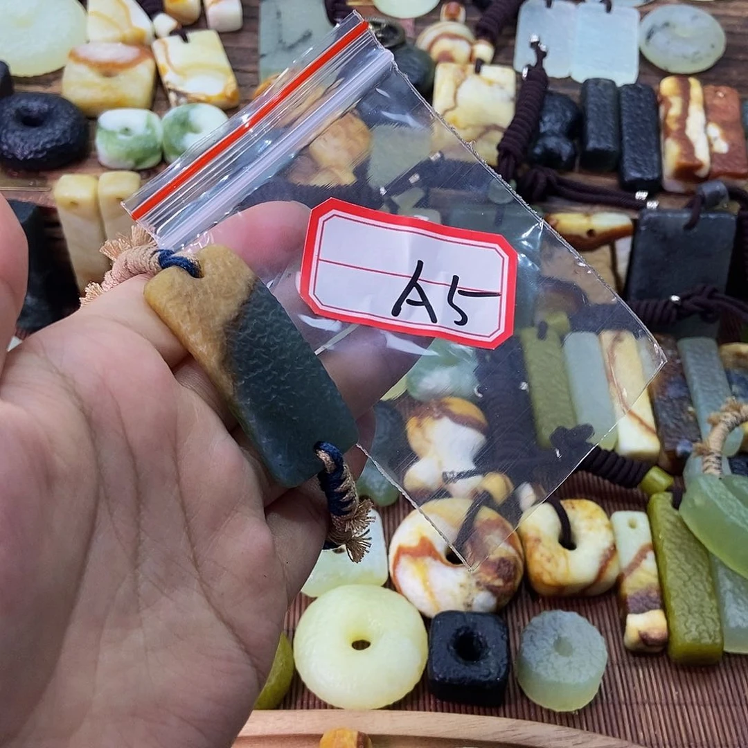 蛇纹石玉未镶嵌颈饰思**野