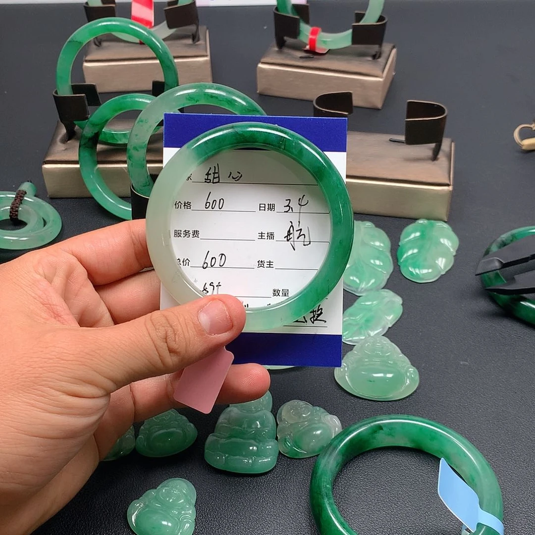 石英质玉手镯未镶嵌?****