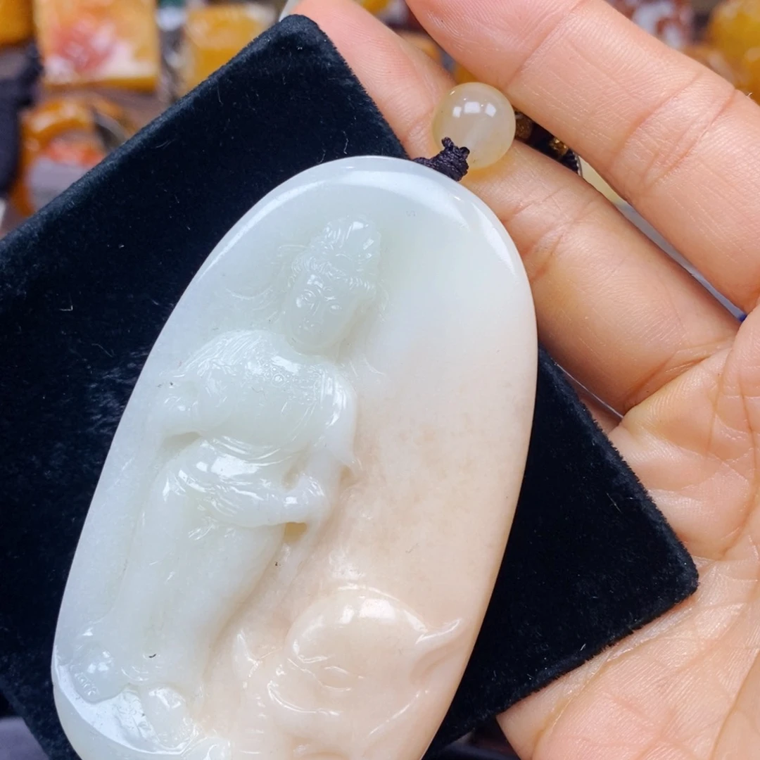 未镶嵌石英质玉（黄龙玉）颈饰