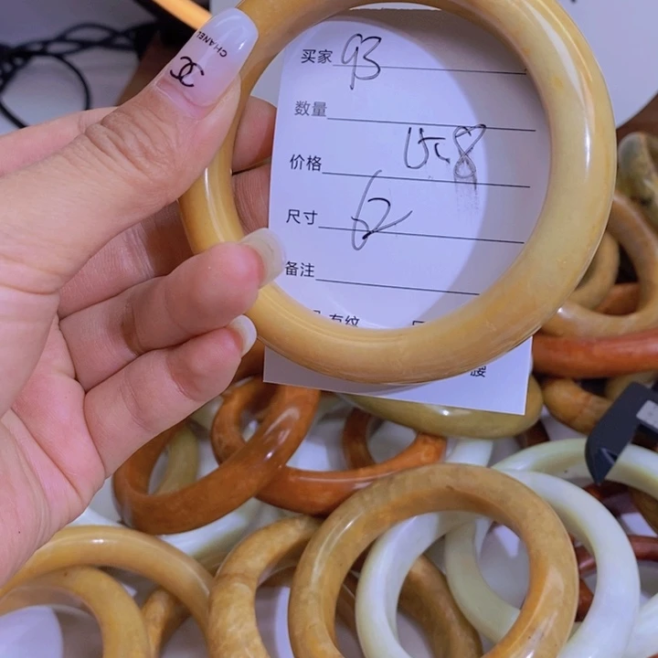 蛇纹石玉手镯未镶嵌，****。