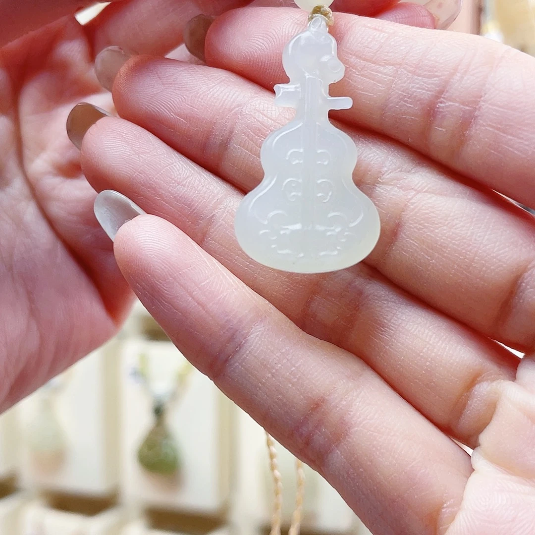 和田玉未镶嵌吊坠(赠链)