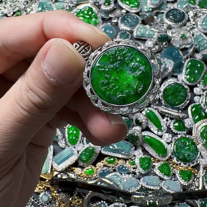 翡翠颈饰未镶嵌天然A货翡翠放漏