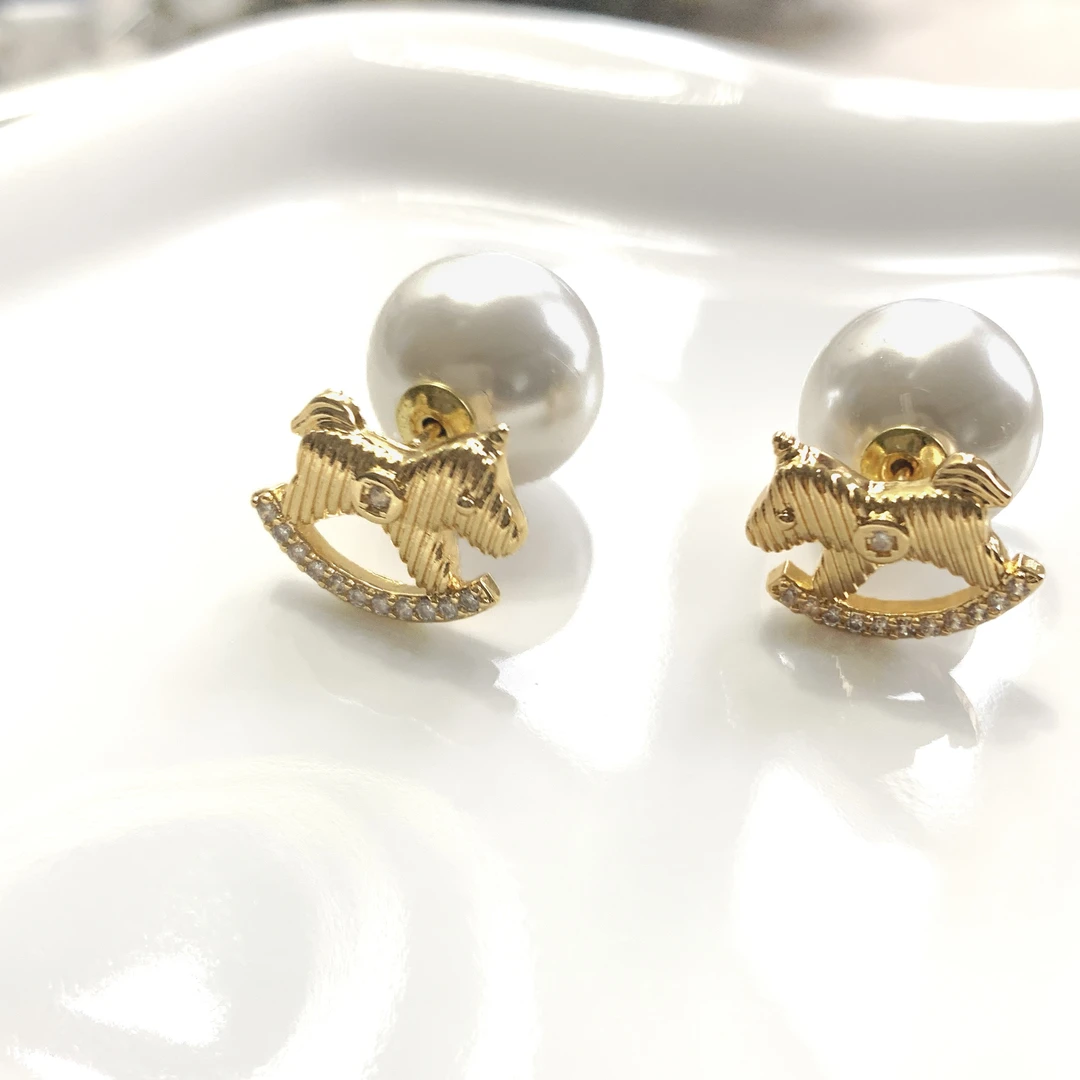 铜合金仿珍珠耳饰 气质金色小马造型小众百搭高级感耳钉