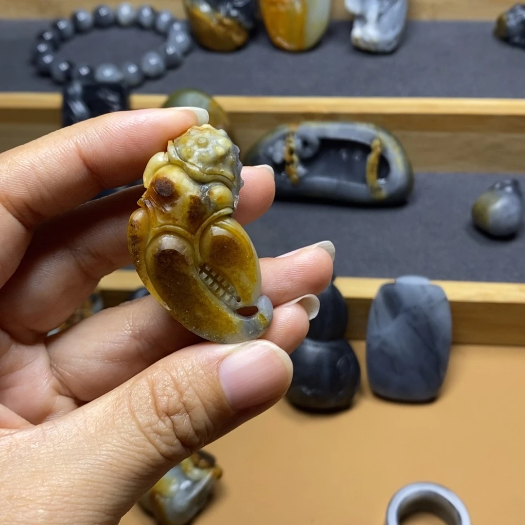 颈饰未镶嵌和田玉叄****?