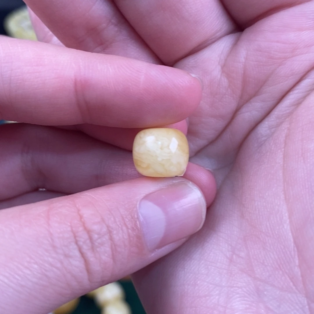 晨***。蜜蜡未镶嵌珠宝奇石