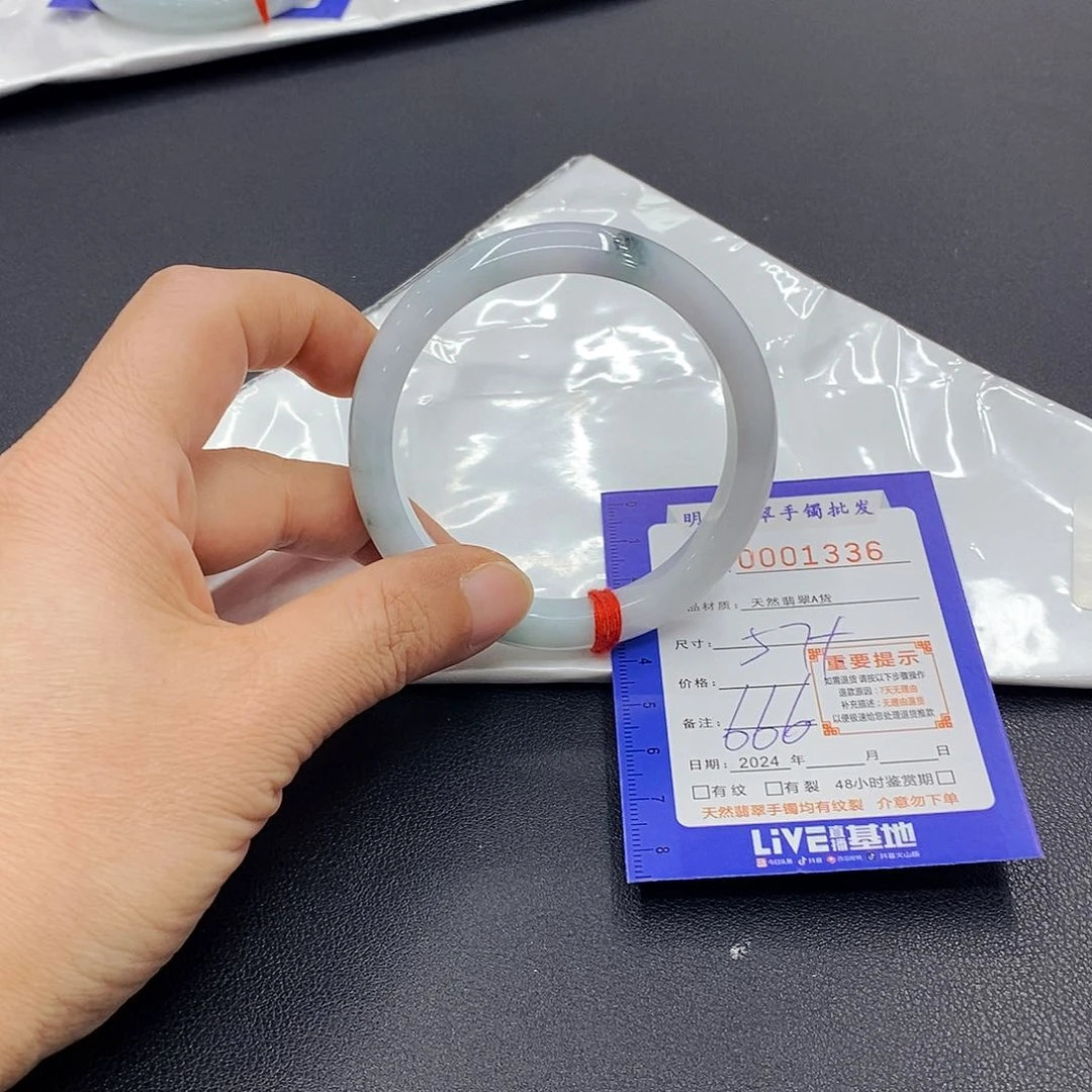 翡翠手镯未镶嵌翡翠手镯