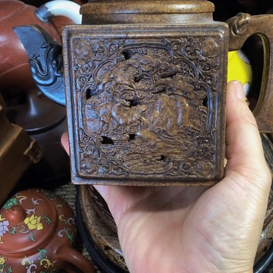 茶壶紫砂原矿泥料手工制作的一把紫砂壶。
