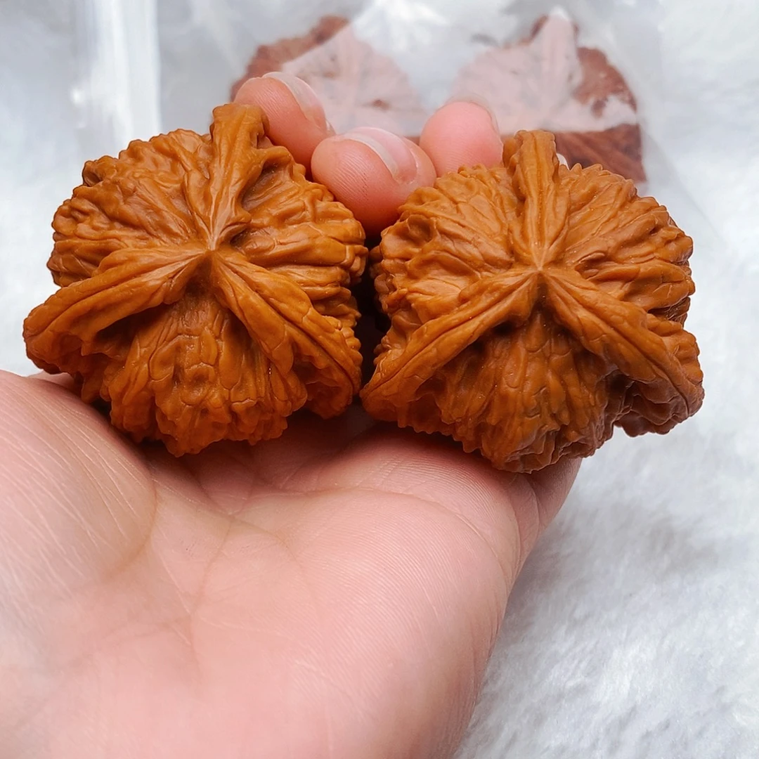 .***c文玩核桃吊坠三棱