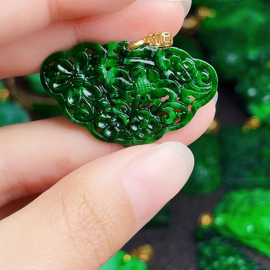 颈饰18K金镶嵌翡翠多样性