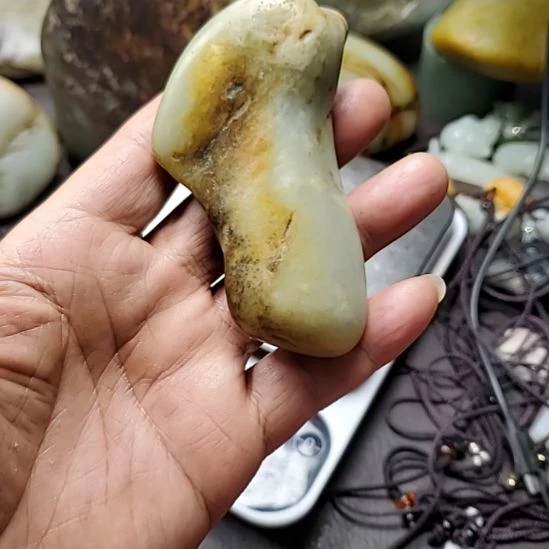 和田玉未镶嵌把件