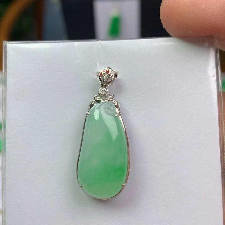颈饰18K金镶嵌翡翠