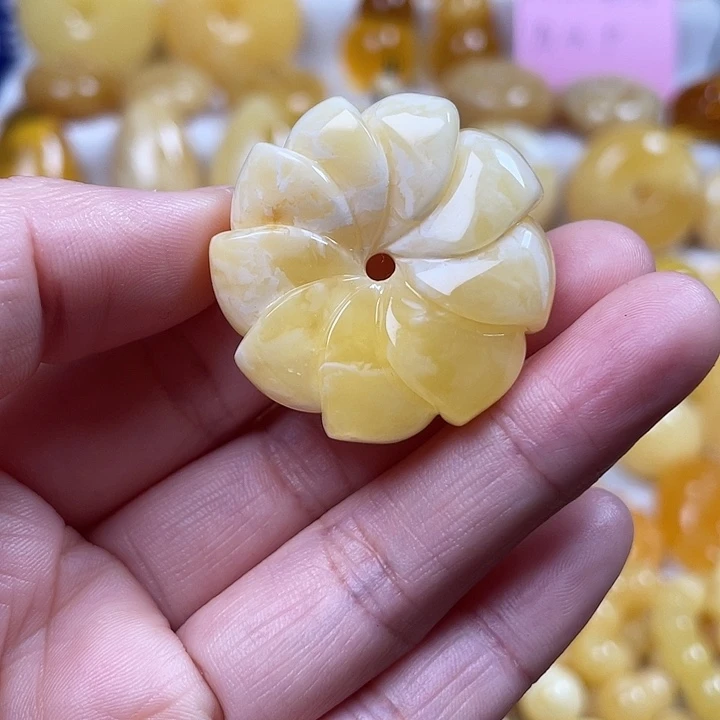 蜜蜡裸石未镶嵌瓷白花太阳花挂坠