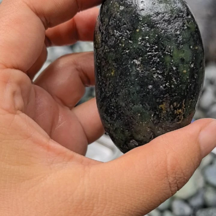 玉减****远藏玉药王石原石手把件一个