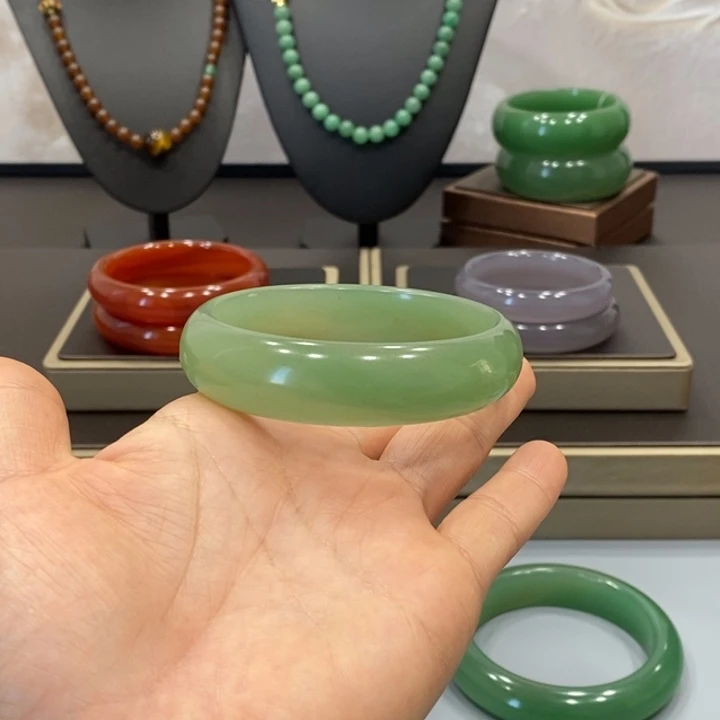 东陵石手镯未镶嵌嘟****人