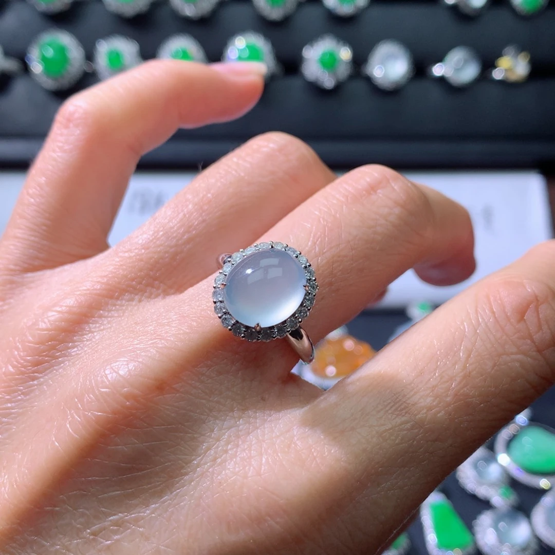 18K金镶嵌戒指翡翠伴钻