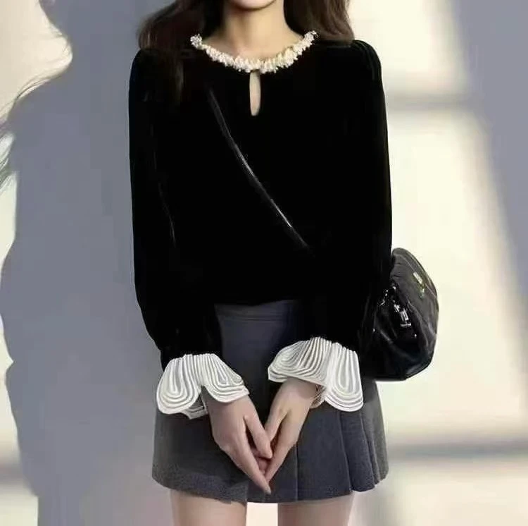 28126 珍珠链镂空花边袖丝绒衫