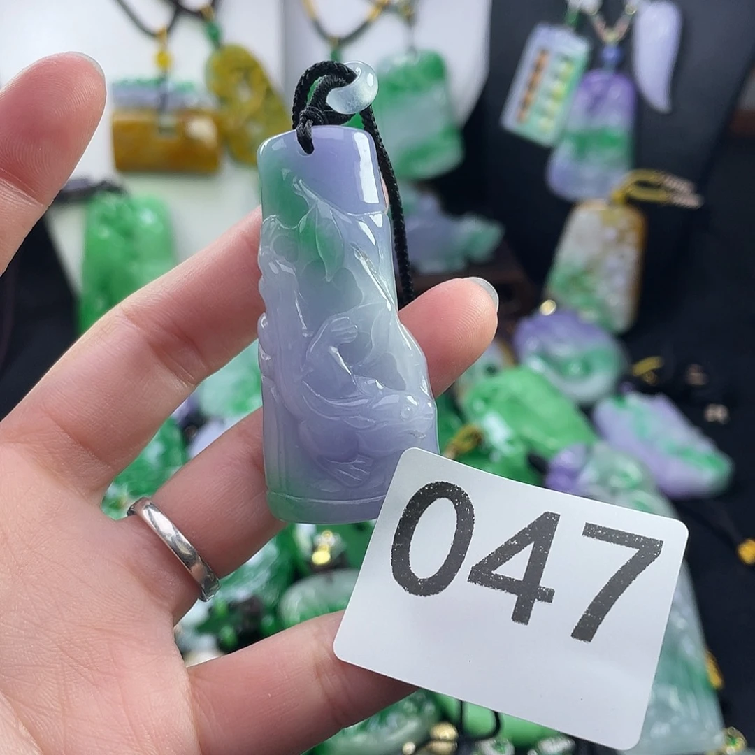 翡翠未镶嵌吊坠(赠链)