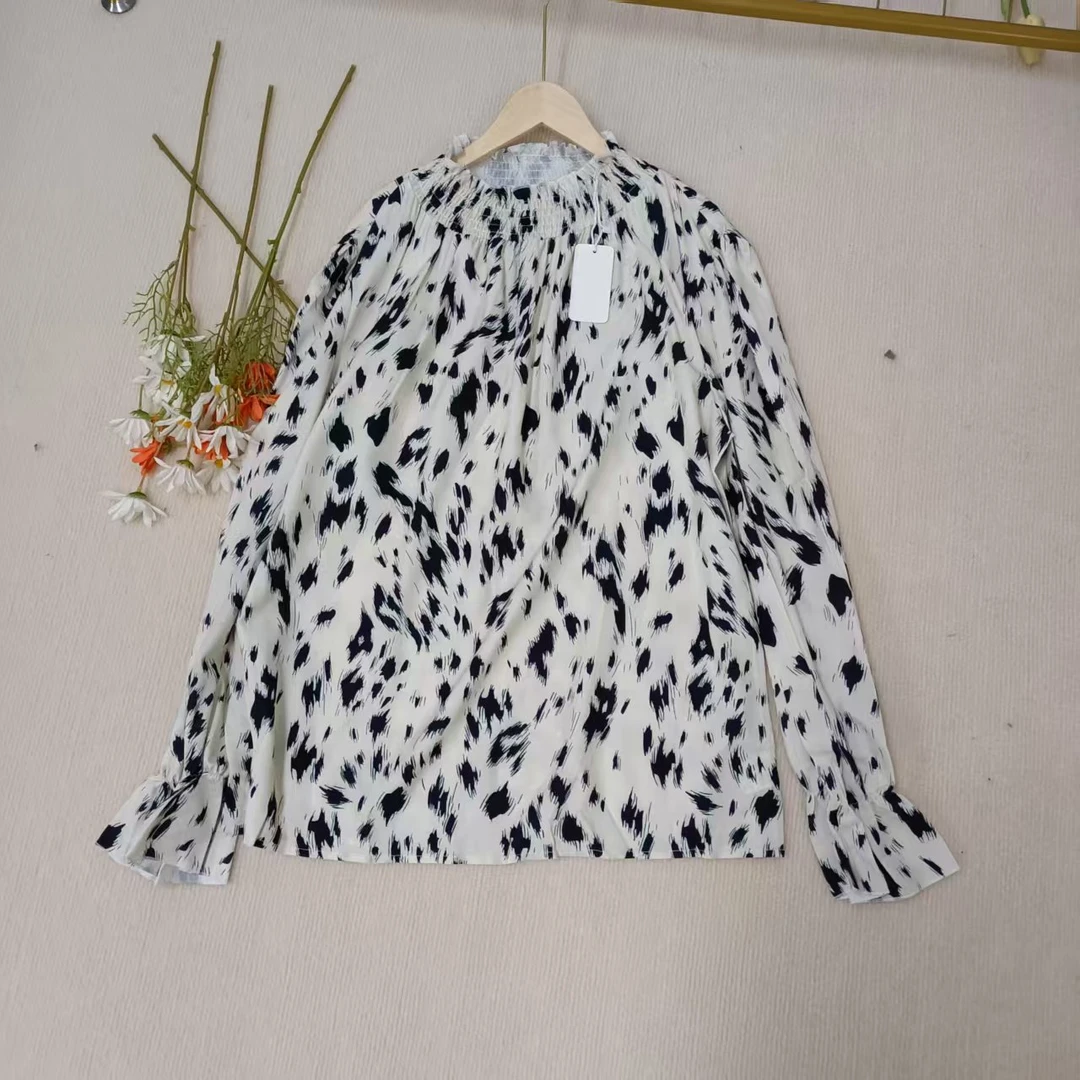 唯琳剪标   8仓B6-12-3607款   白色印花喇叭袖上衣