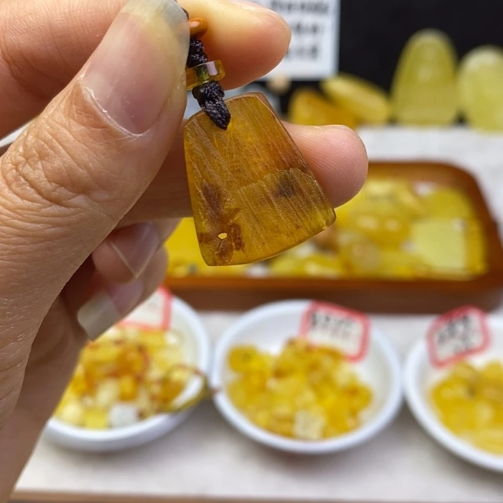 蜜蜡未镶嵌裸石瑕疵