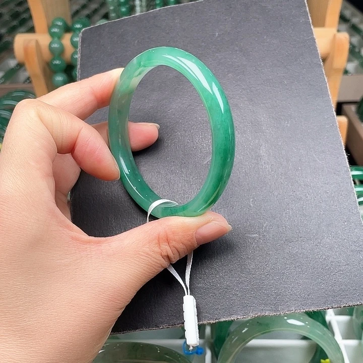 未镶嵌手镯石英质玉