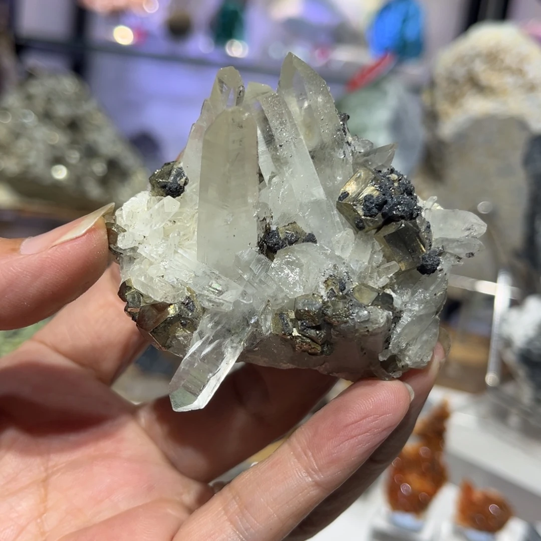 石材黄铁矿与水晶