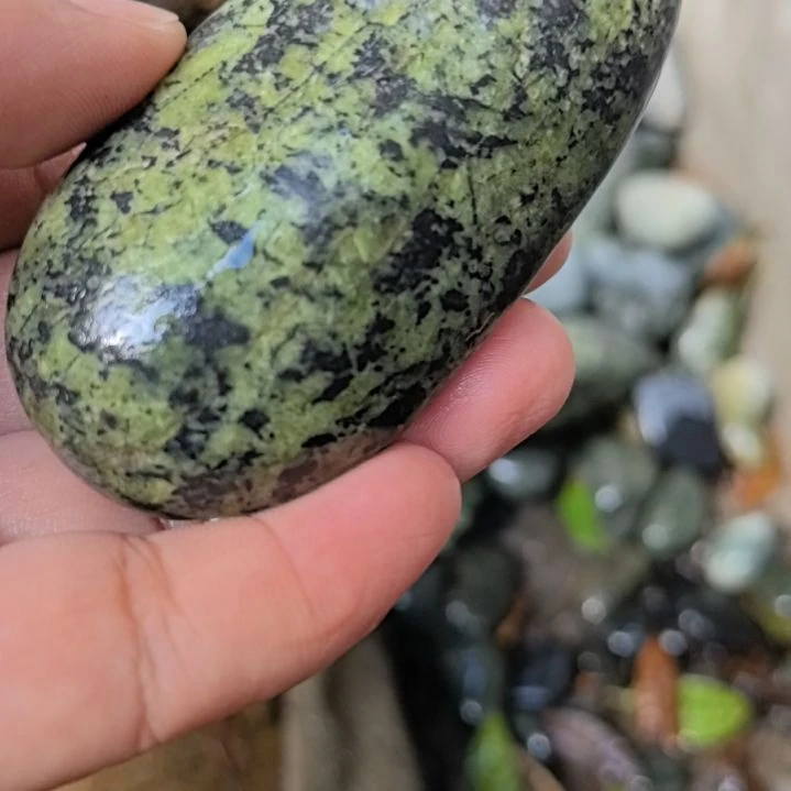 酒***无有机玻璃藏玉药王石原石手把件一个