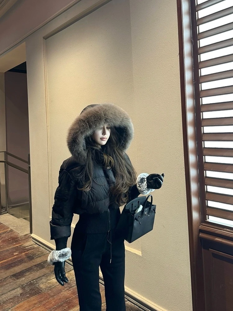 90黑色羽绒服女短款冬季2025年新款连帽超好看大毛领时尚小个子