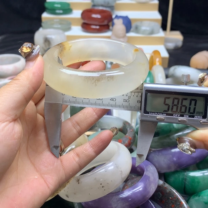 未镶嵌手镯石英质玉