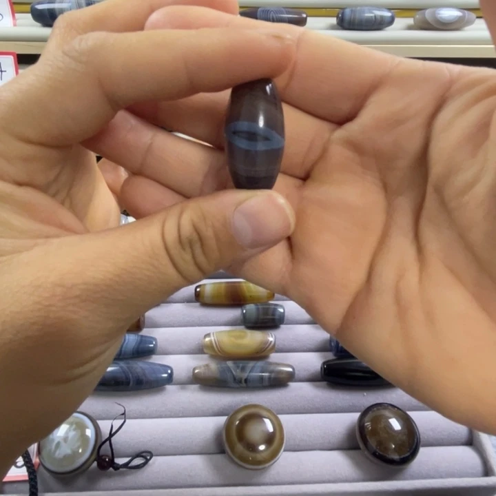 萧***阳玛瑙/玉髓未镶嵌颈饰