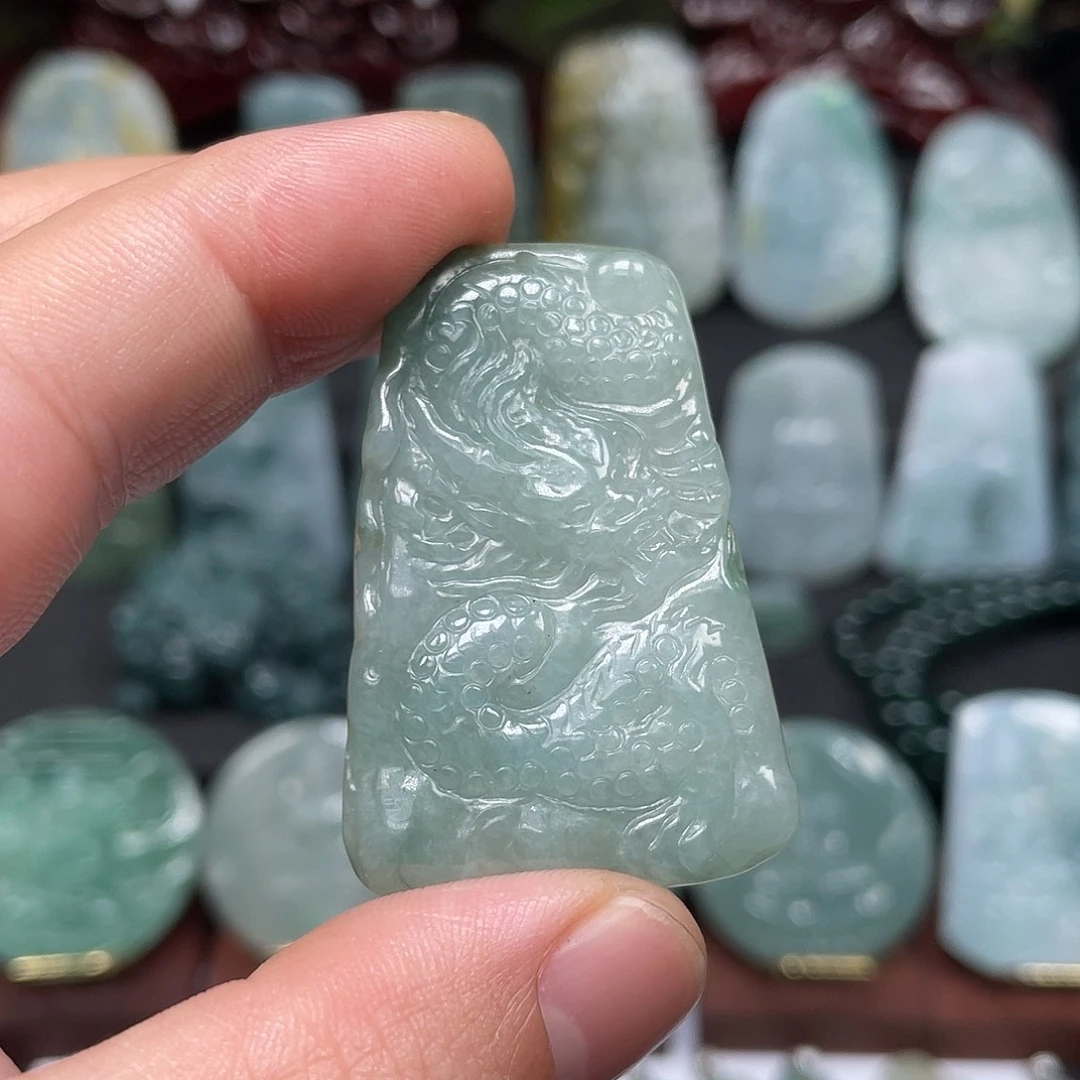 翡翠未镶嵌颈饰龙牌