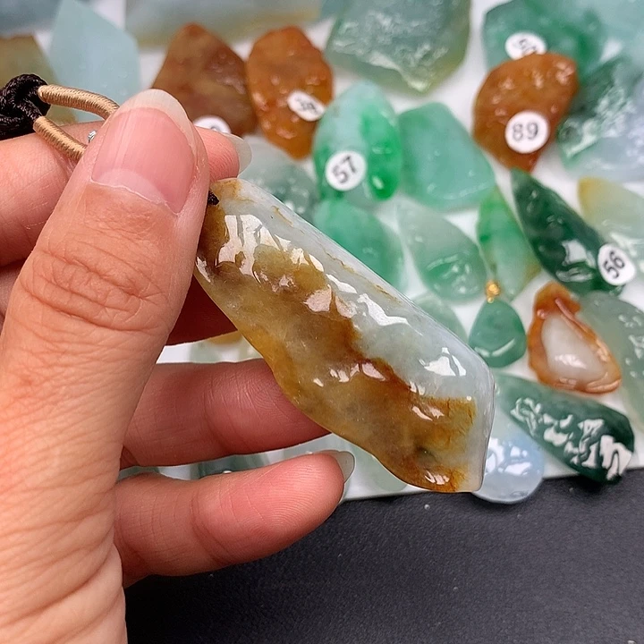 翡翠未镶嵌颈饰随型