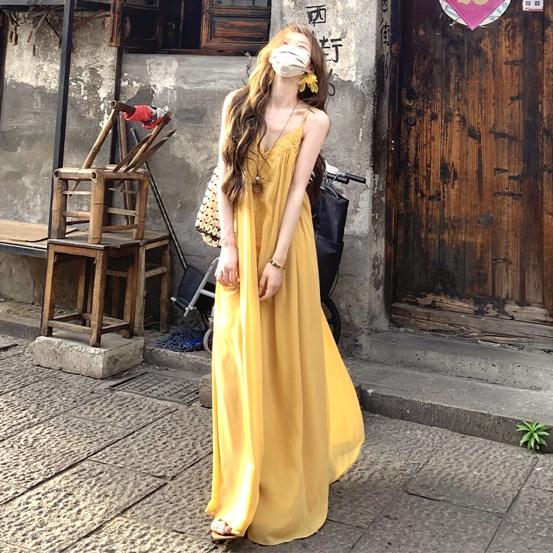 法式海边度假黄色吊带连衣裙子女夏季2025新款小个子气质收腰长裙