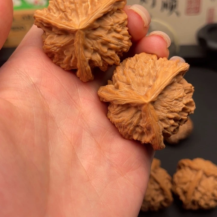 在***️文玩核桃把件三棱